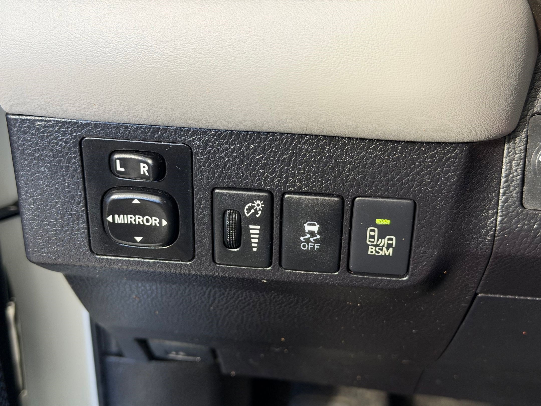 Used 2014 Toyota RAV4 Limited image 15