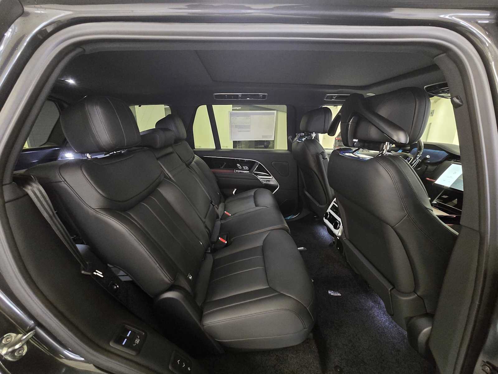 New 2026 Land Rover Range Rover Long Wheelbase SE AWD/4WD image 12