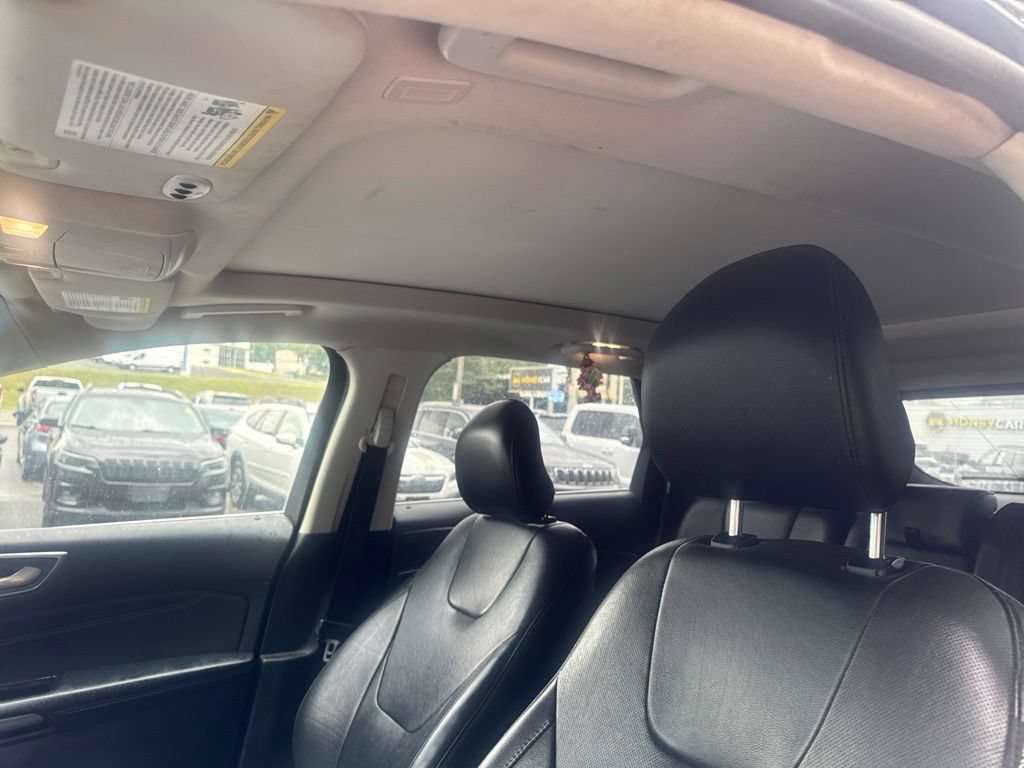 Used 2019 Ford Edge Titanium w/ Equipment Group 301A AWD/4WD image 18