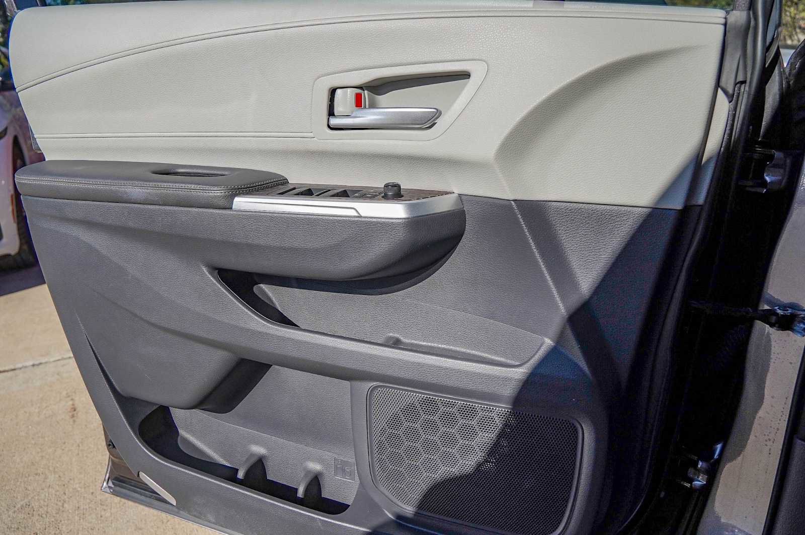 Used 2021 Toyota Sienna XLE image 21