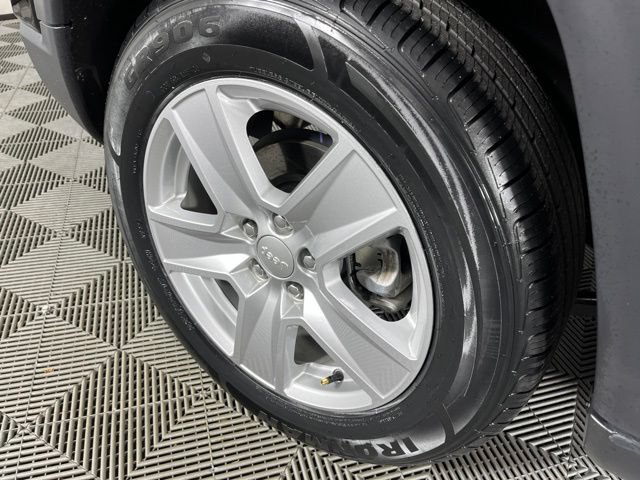 Used 2022 Jeep Compass Latitude FWD image 17