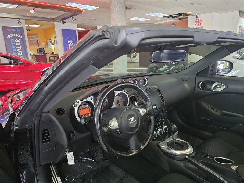Used 2019 Nissan 370Z Roadster RWD image 8