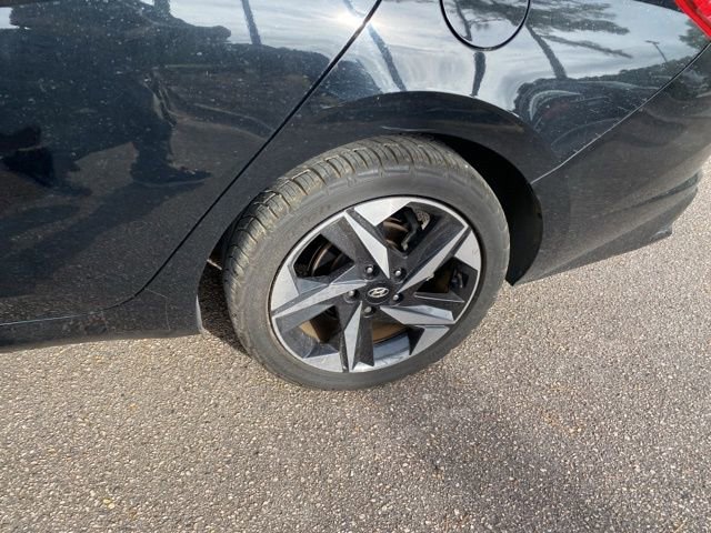 Used 2021 Hyundai Elantra Limited image 12