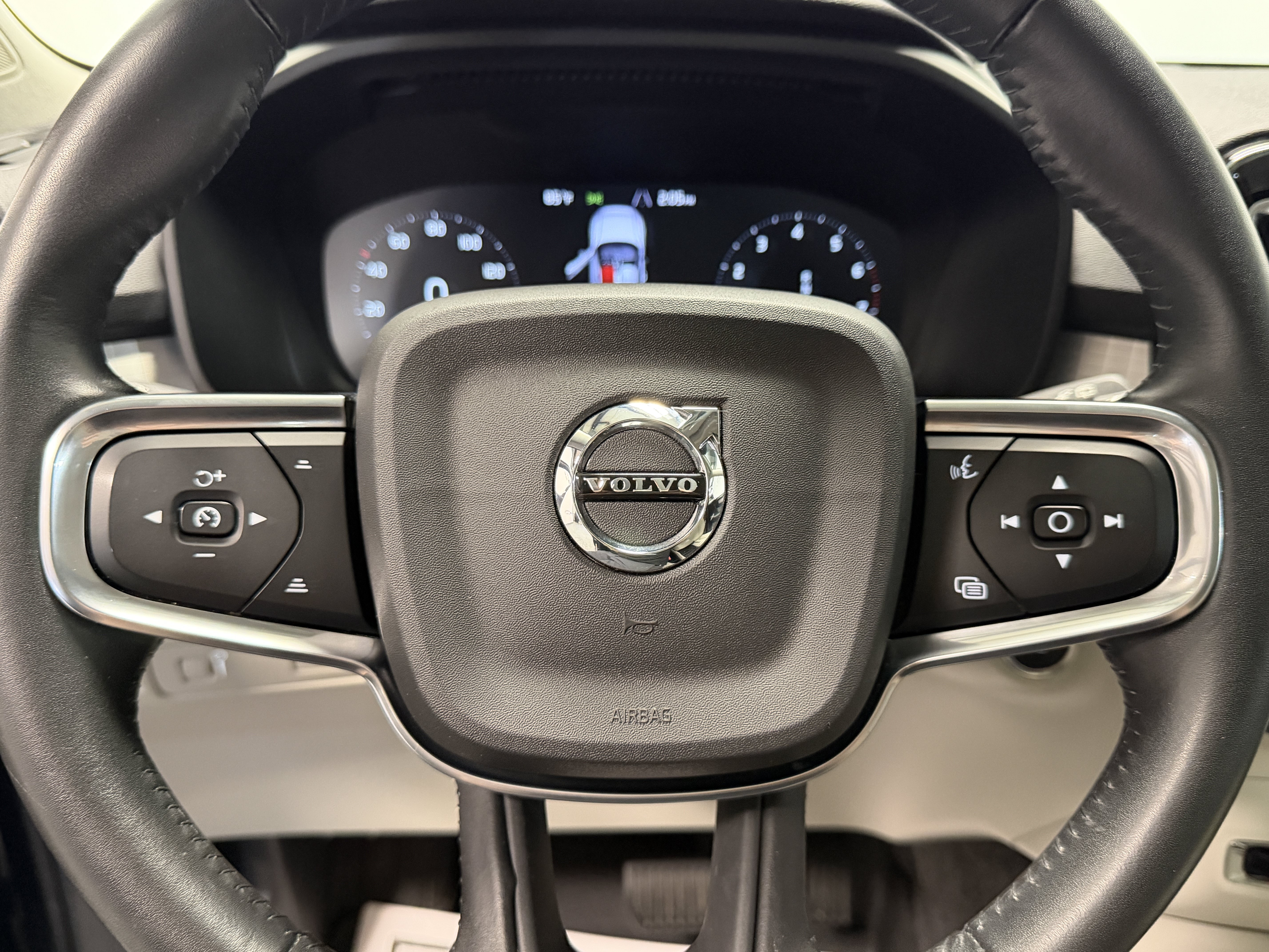 Used 2021 Volvo XC40 T5 Momentum w/ Premium Package AWD/4WD image 16