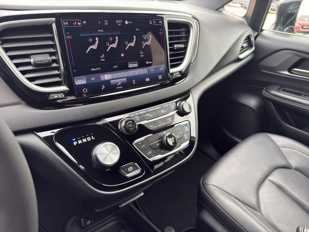 Used 2025 Chrysler Pacifica Select image 20