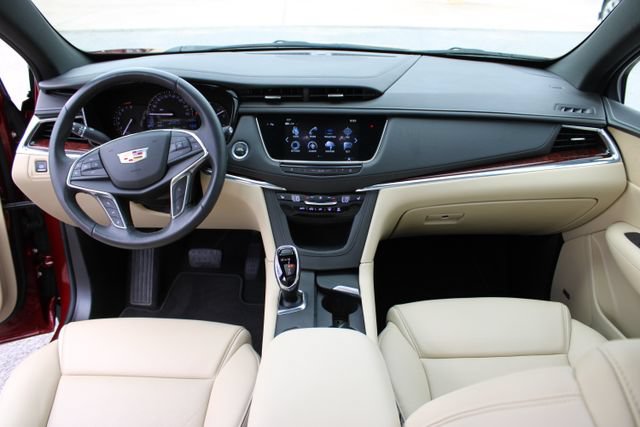 Used 2018 Cadillac XT5 Luxury w/ Driver Awareness Package FWD image 18