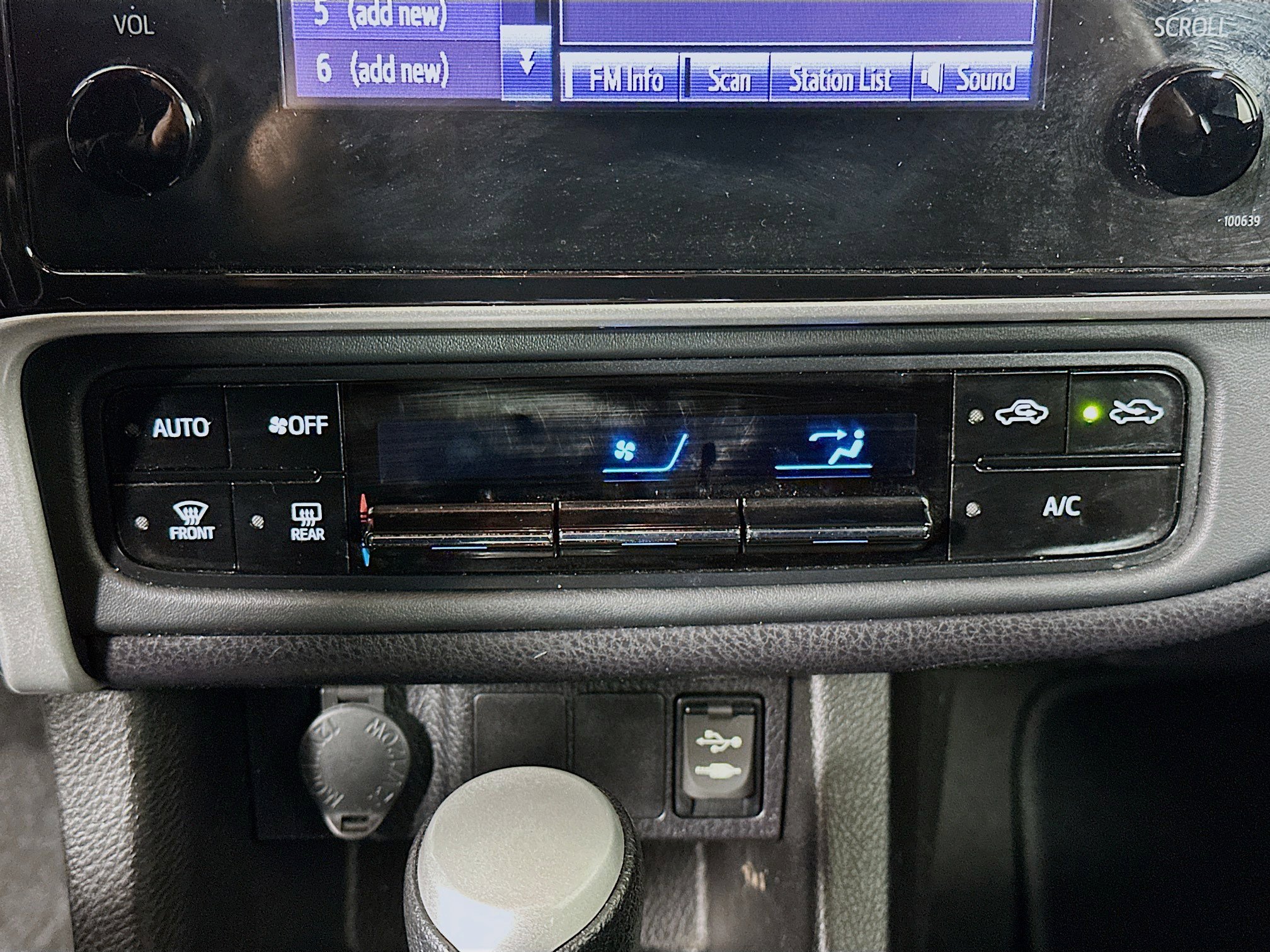 Used 2019 Toyota Corolla LE FWD image 22