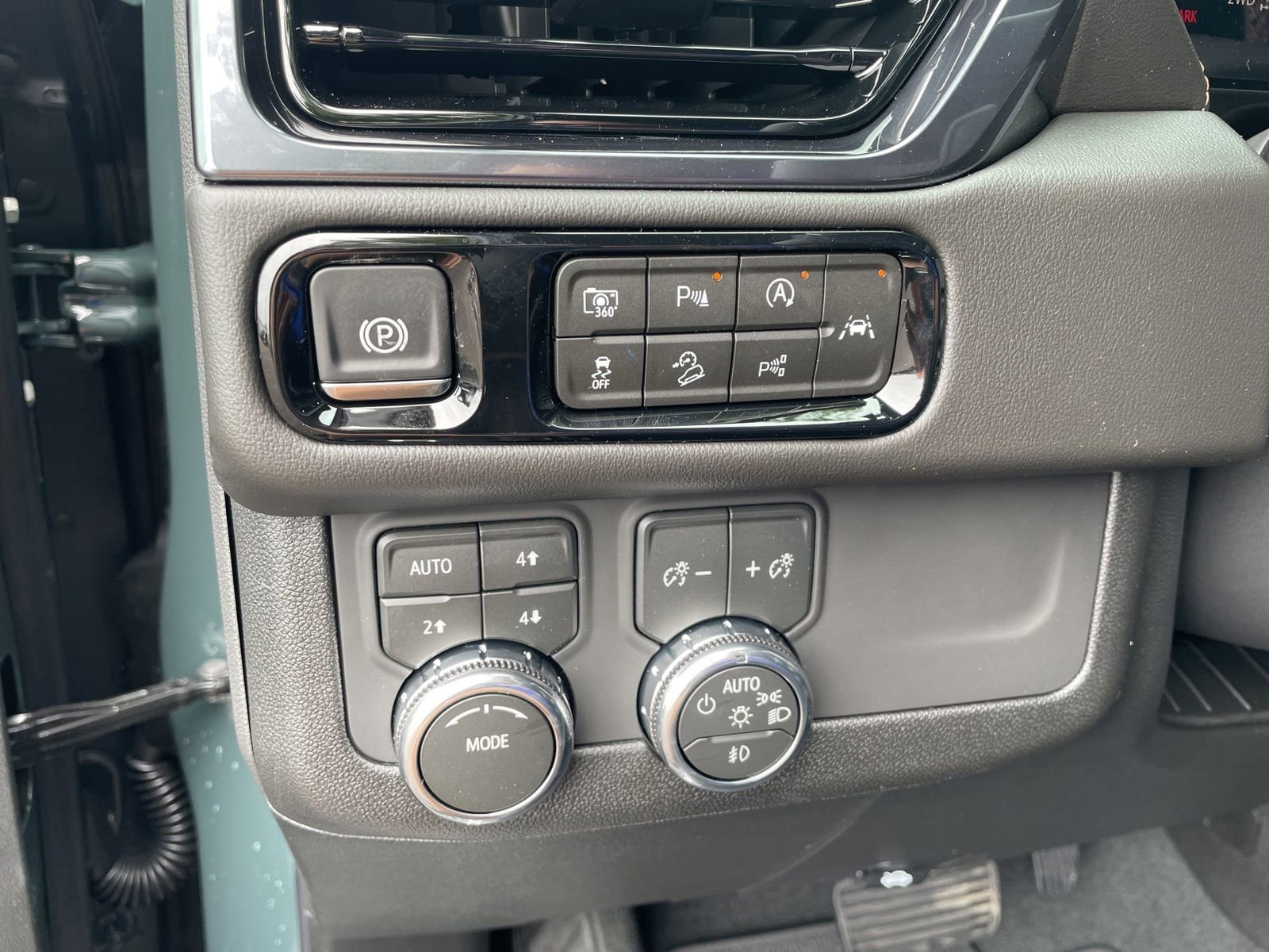 New 2026 GMC Yukon AT4 w/ AT4 Premium Package AWD/4WD image 21