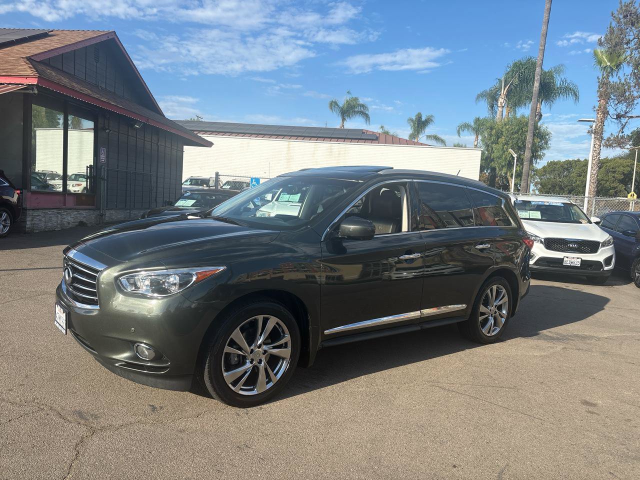 Used 2013 INFINITI JX35 AWD w/ Premium Pkg image 2