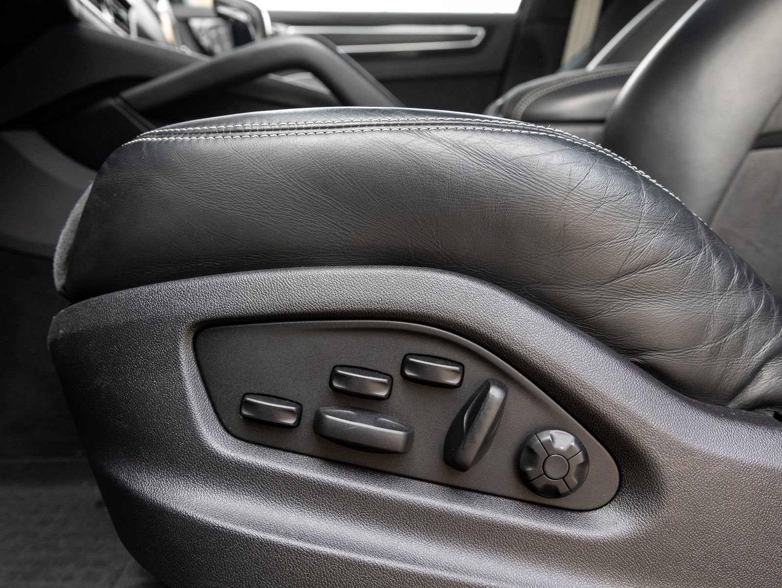 Certified 2023 Porsche Cayenne GTS AWD/4WD image 22