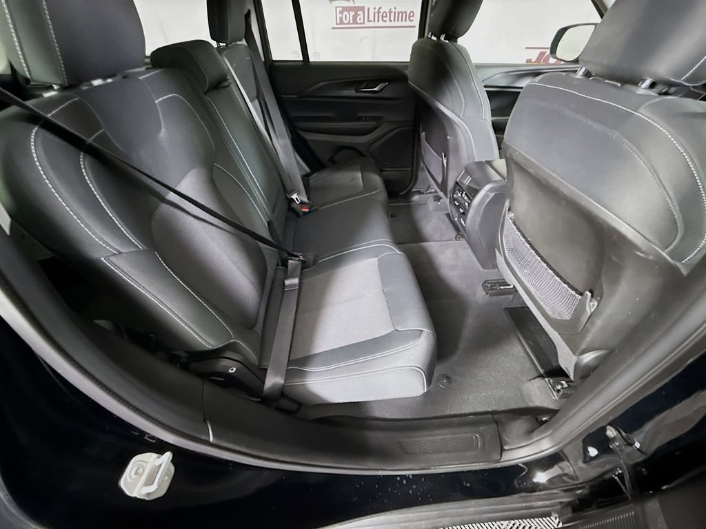 Used 2023 Jeep Grand Cherokee Laredo AWD/4WD image 28