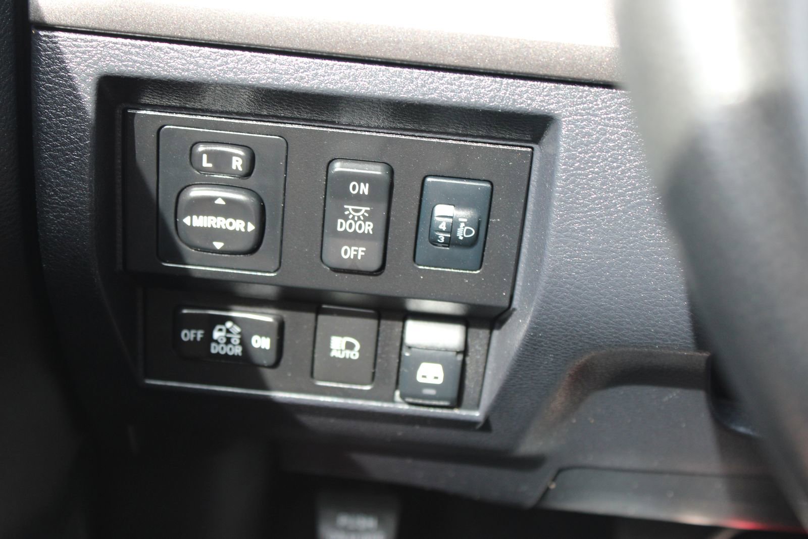 Used 2018 Toyota Tundra SR5 w/ SR5 Upgrade Package image 18