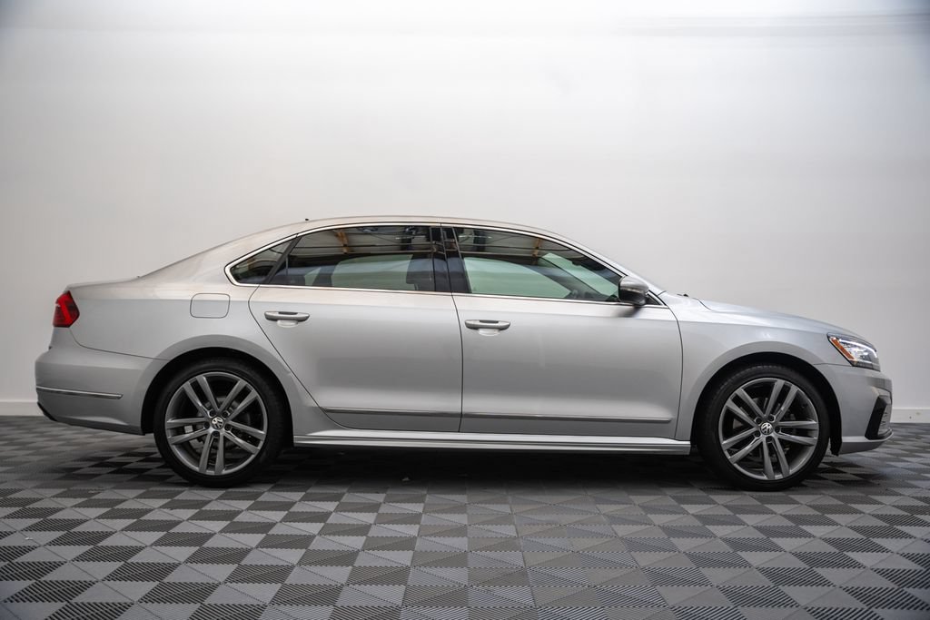 Used 2016 Volkswagen Passat 1.8T R-Line w/ R-Line Lighting Package FWD image 4