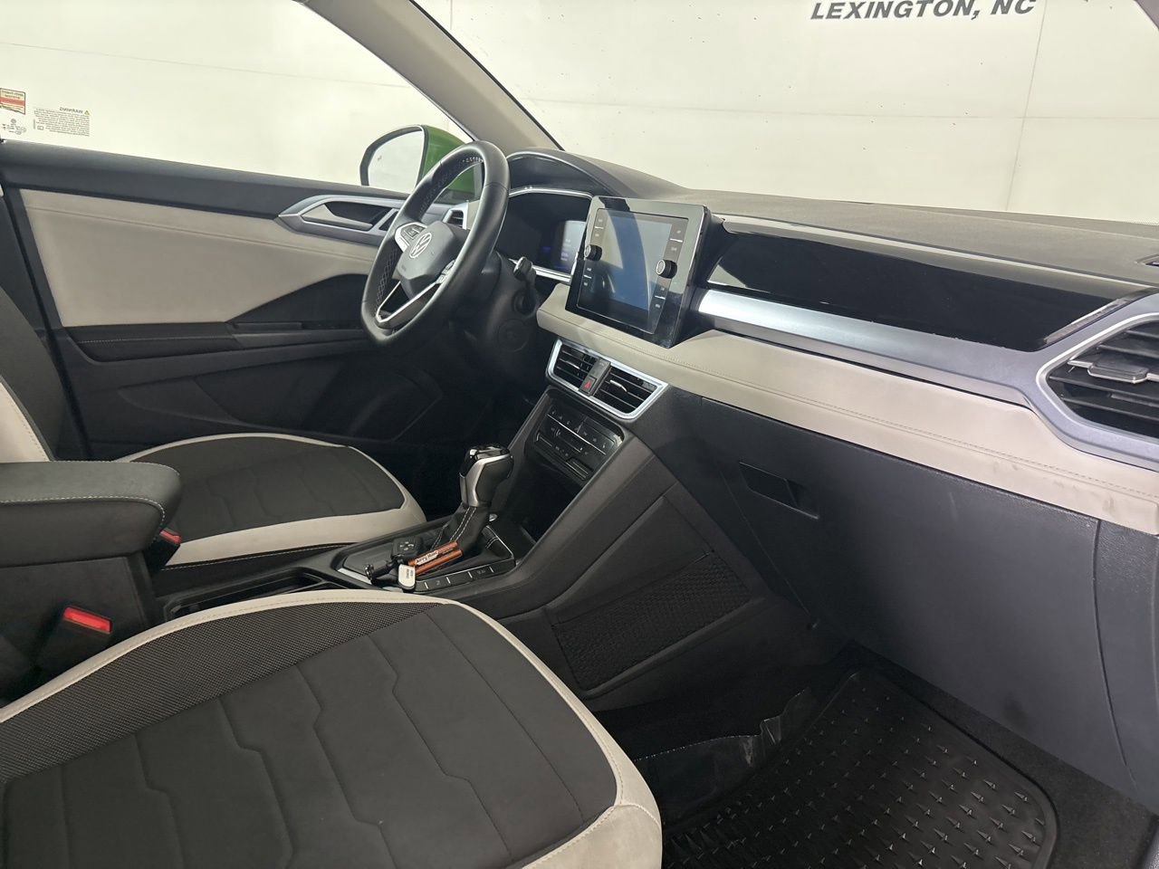 Used 2025 Volkswagen Taos SE w/ Black Wheel Package image 27