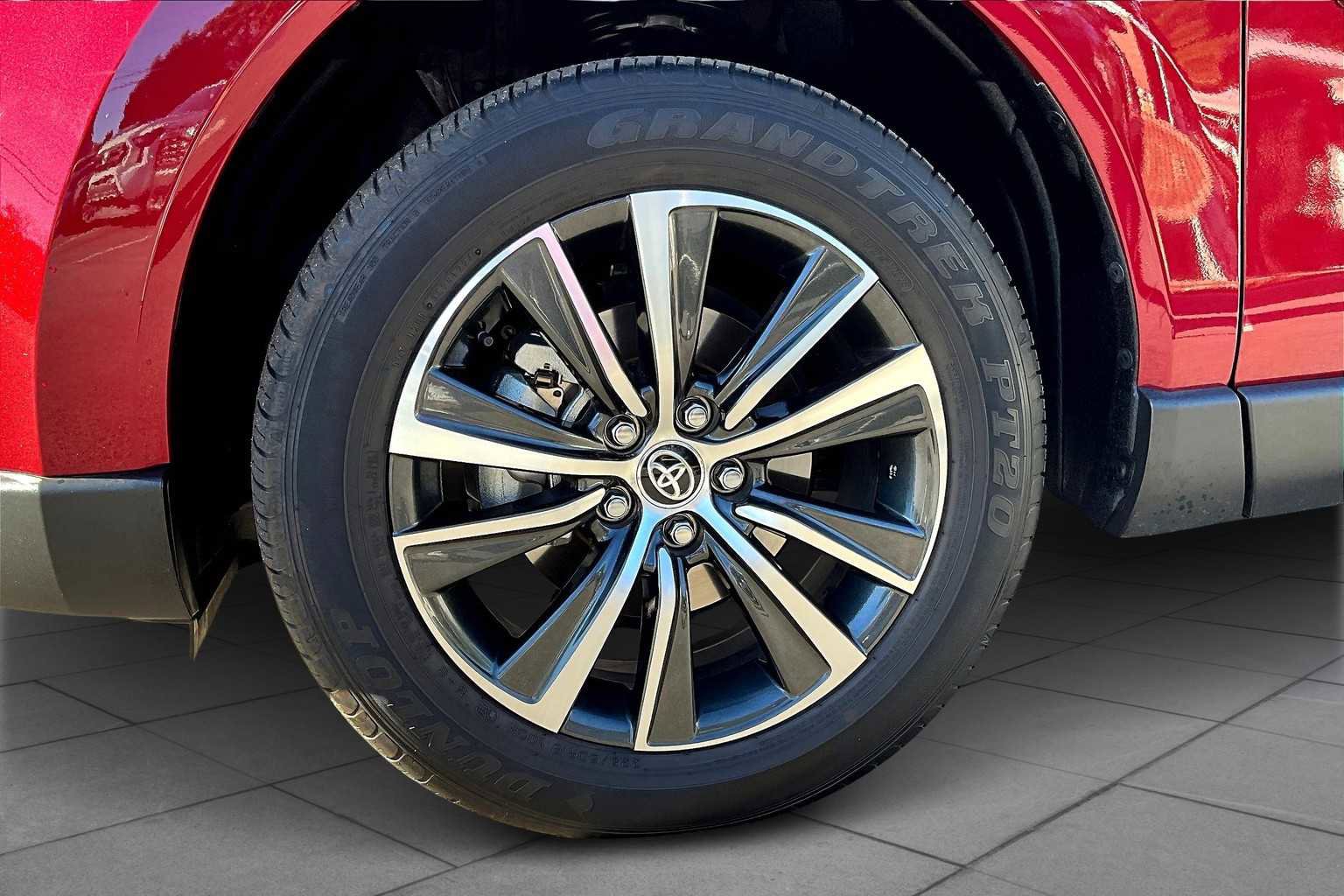 Used 2024 Toyota Venza LE AWD/4WD image 9