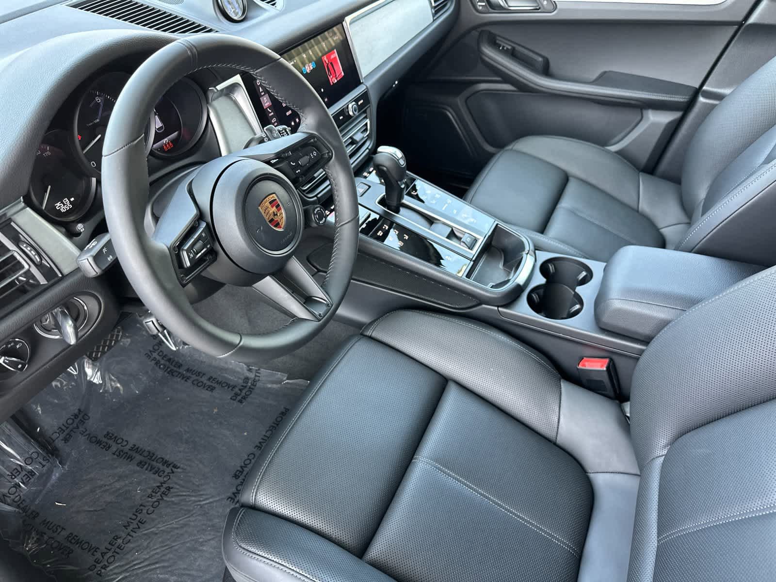 Certified 2026 Porsche Macan AWD/4WD image 4