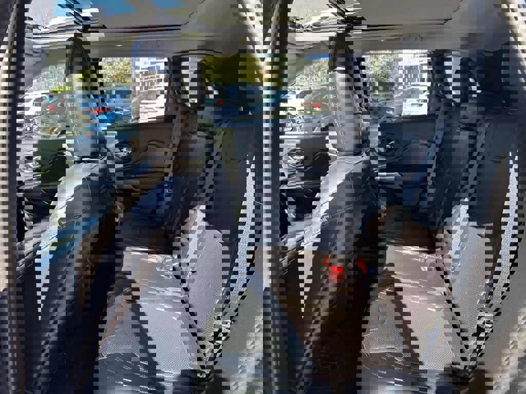 Used 2019 Jeep Cherokee Limited w/ Luxury Group image 24