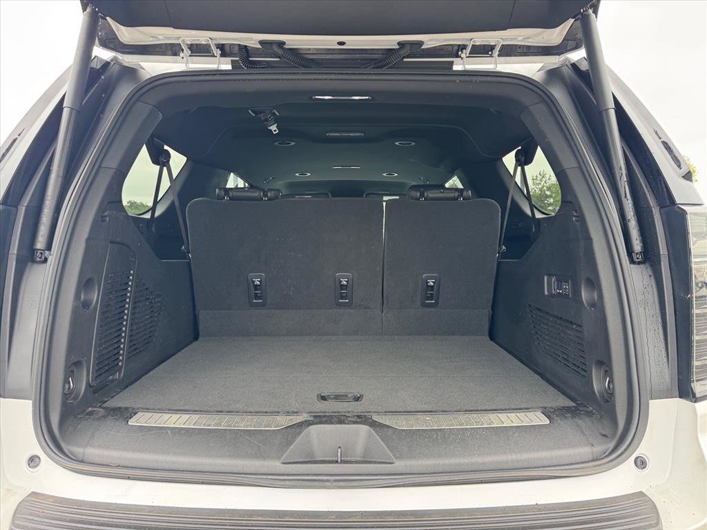 Used 2025 Chevrolet Suburban High Country AWD/4WD image 9