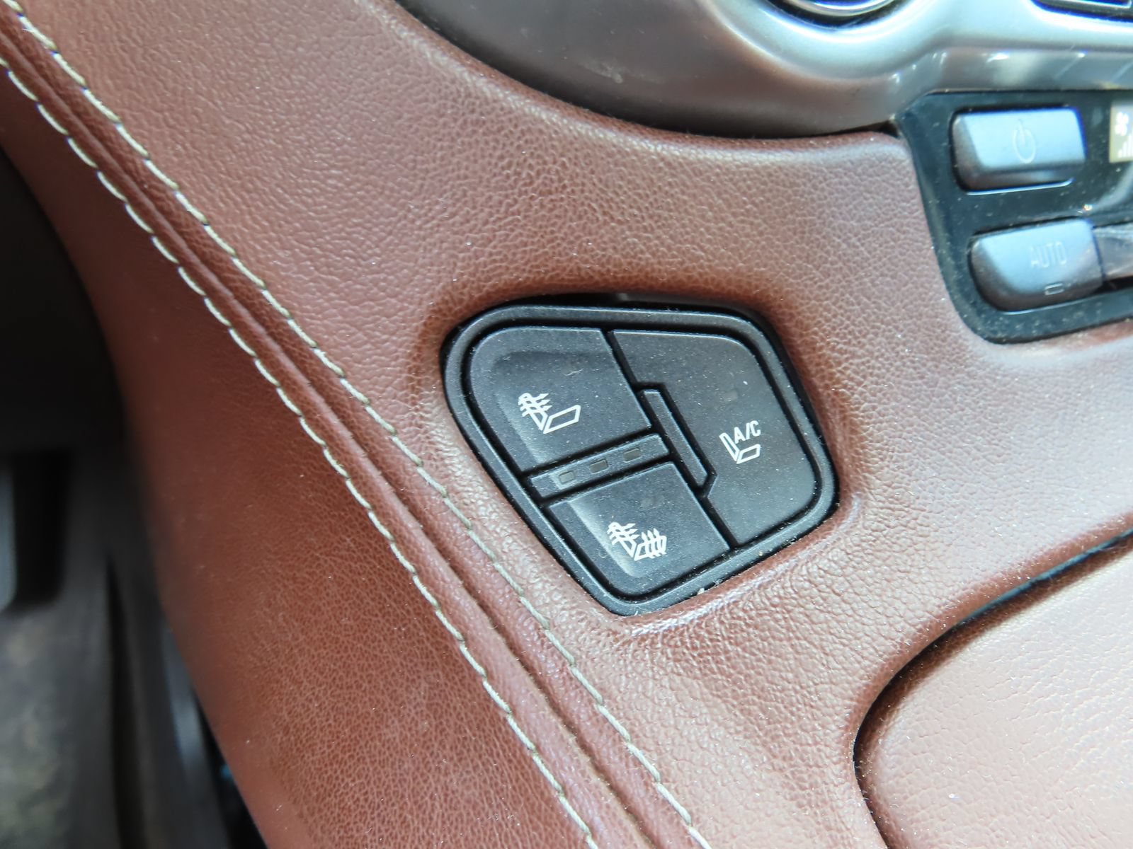 Used 2015 Chevrolet Tahoe LTZ AWD/4WD image 25
