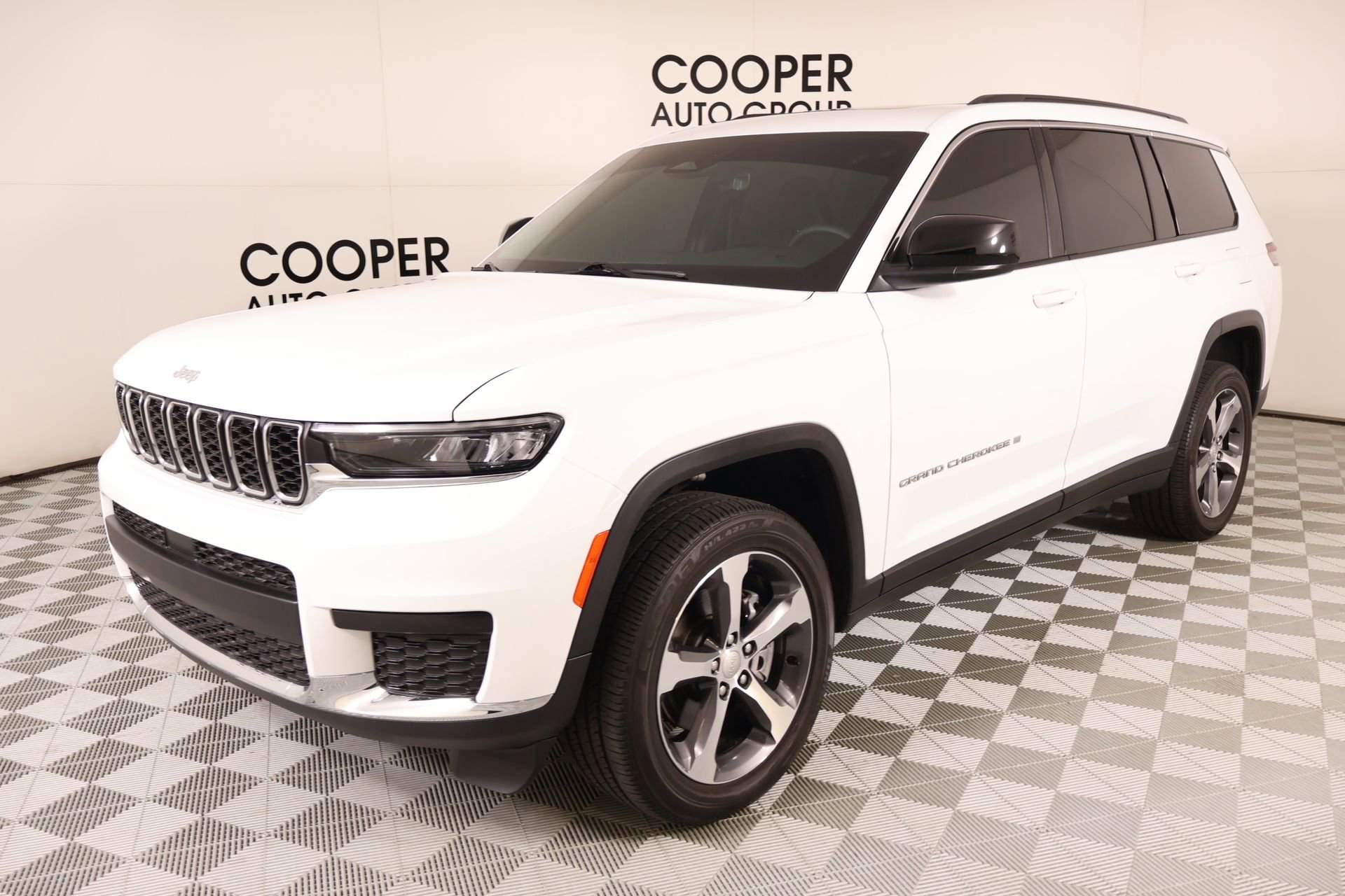 Used 2025 Jeep Grand Cherokee L Laredo RWD image 9