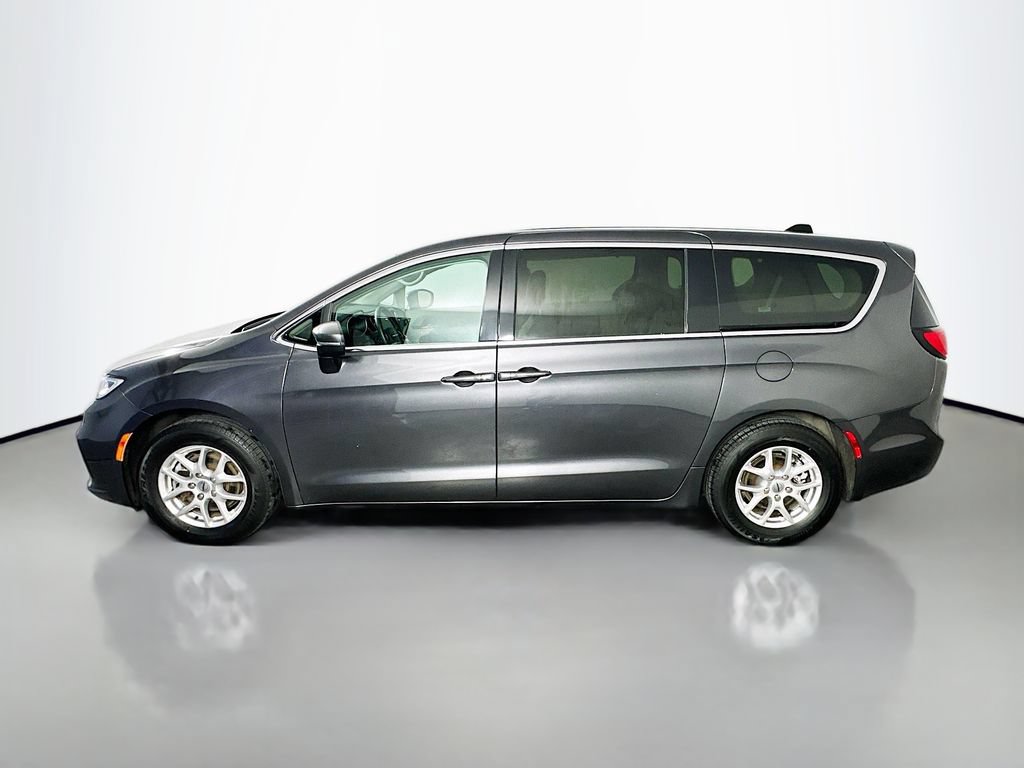 Used 2023 Chrysler Pacifica Touring-L FWD image 4