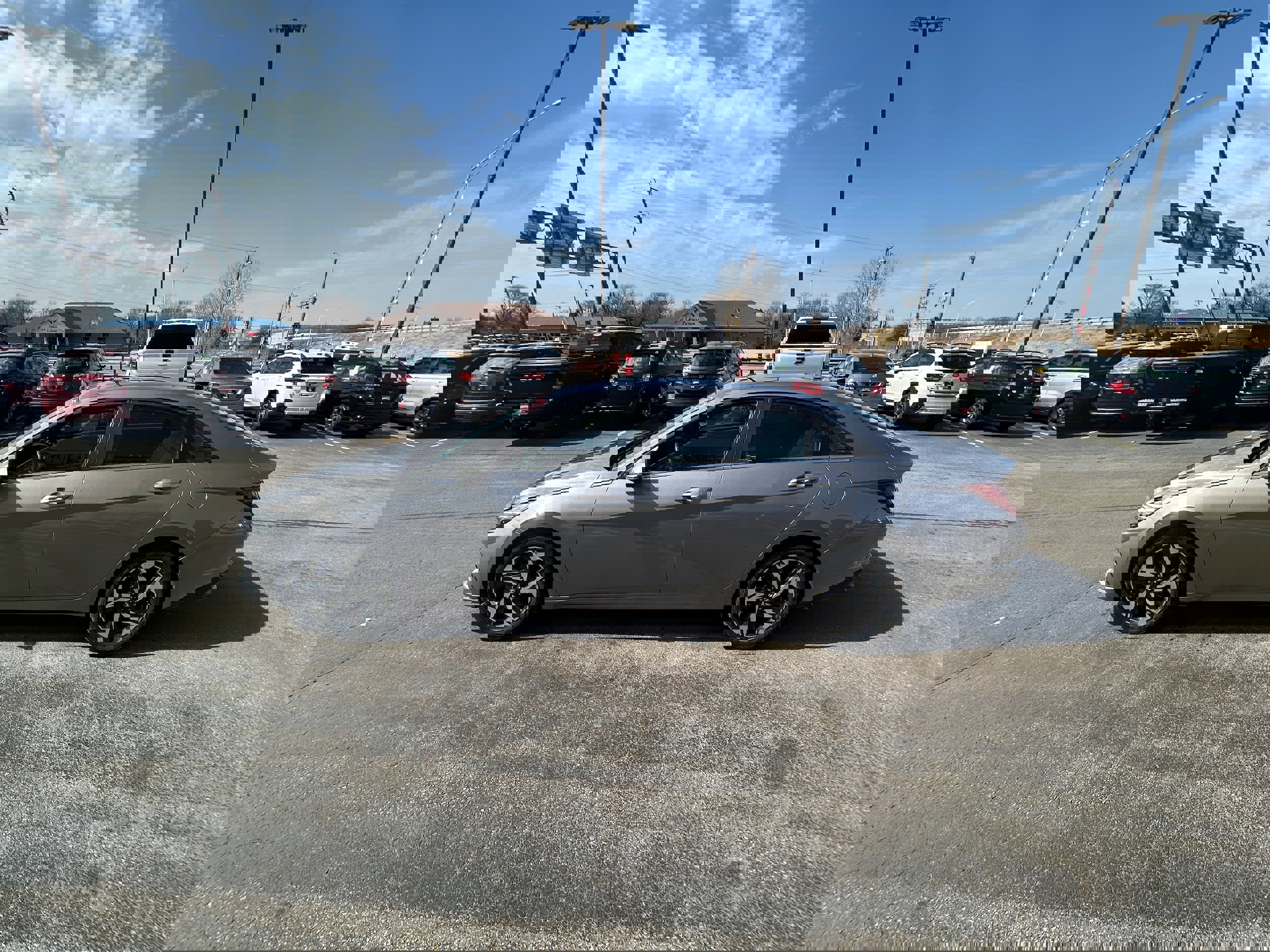 Used 2023 Hyundai Elantra Limited image 3