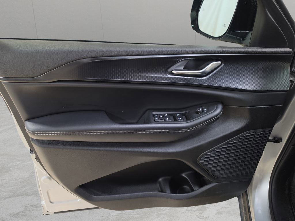 Used 2025 Jeep Grand Cherokee Altitude image 14