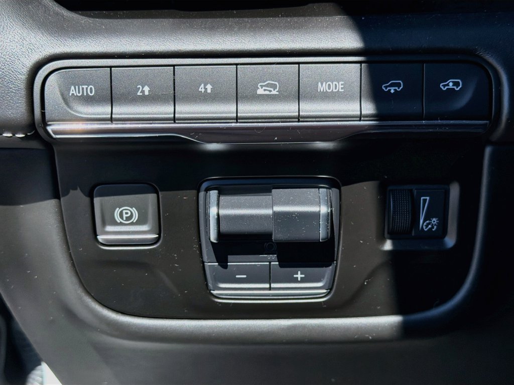 Used 2023 Cadillac Escalade ESV Sport Platinum w/ LPO, ONYX Package AWD/4WD image 38