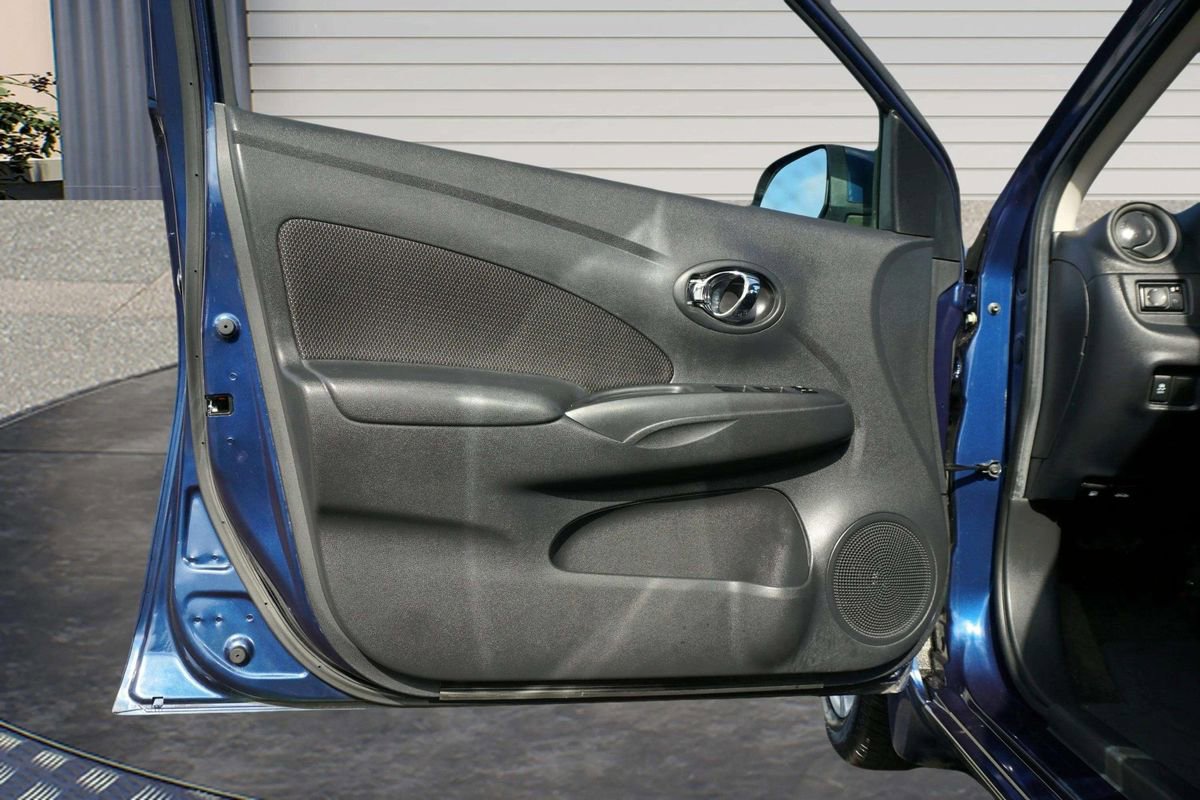 Used 2013 Nissan Versa SL w/ SL Tech Pkg image 14