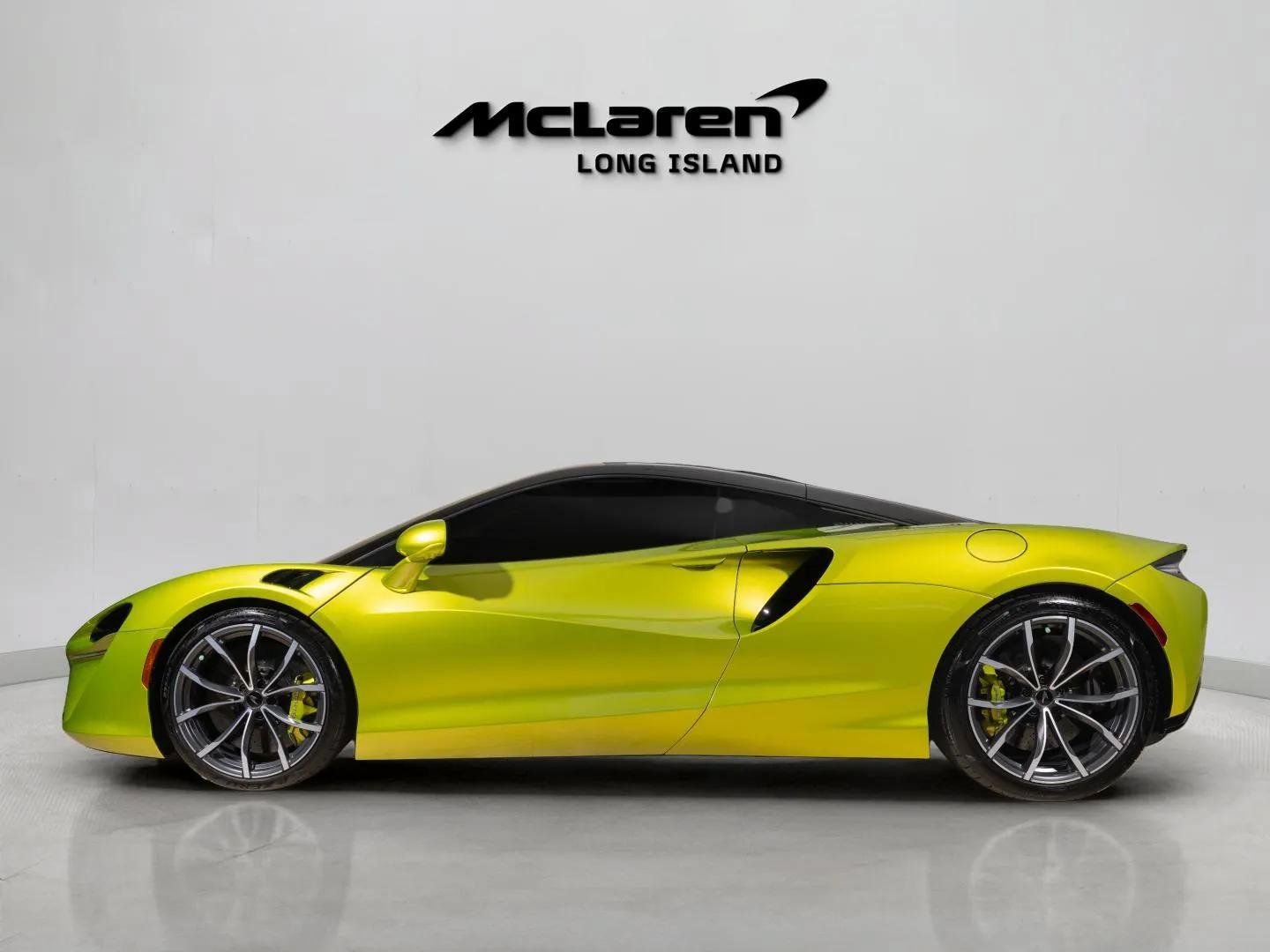 Used 2023 McLaren Artura RWD image 8