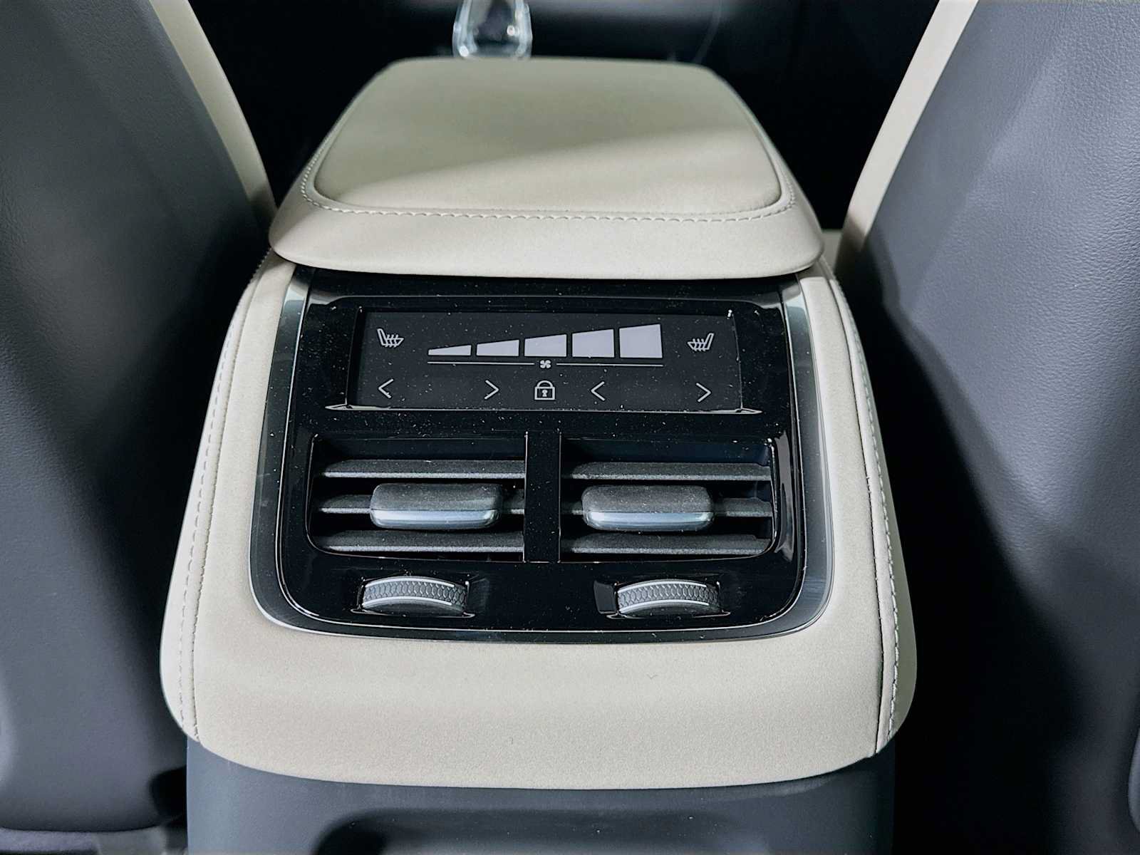 New 2026 Volvo XC90 T8 Plus w/ Protection Package Premier AWD/4WD image 23