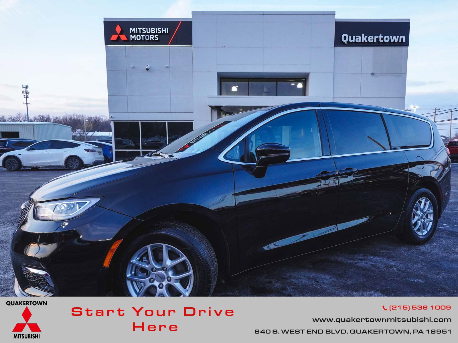 Used 2025 Chrysler Pacifica Select FWD image 1