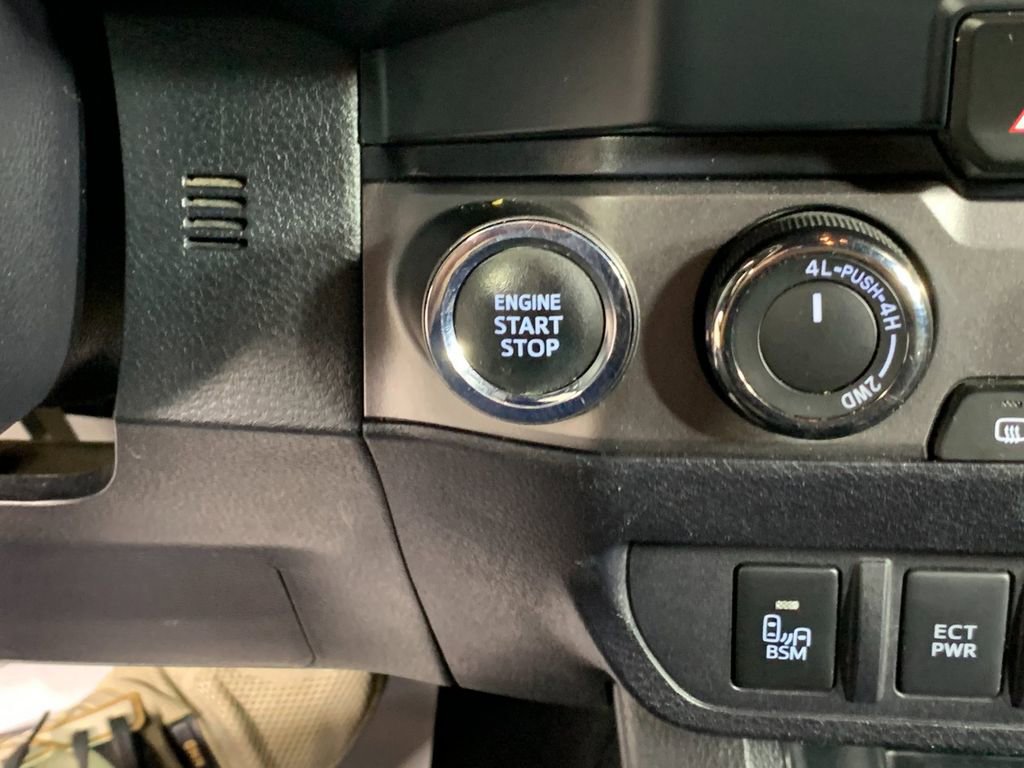 Used 2021 Toyota Tacoma TRD Off-Road w/ Technology Package AWD/4WD image 18