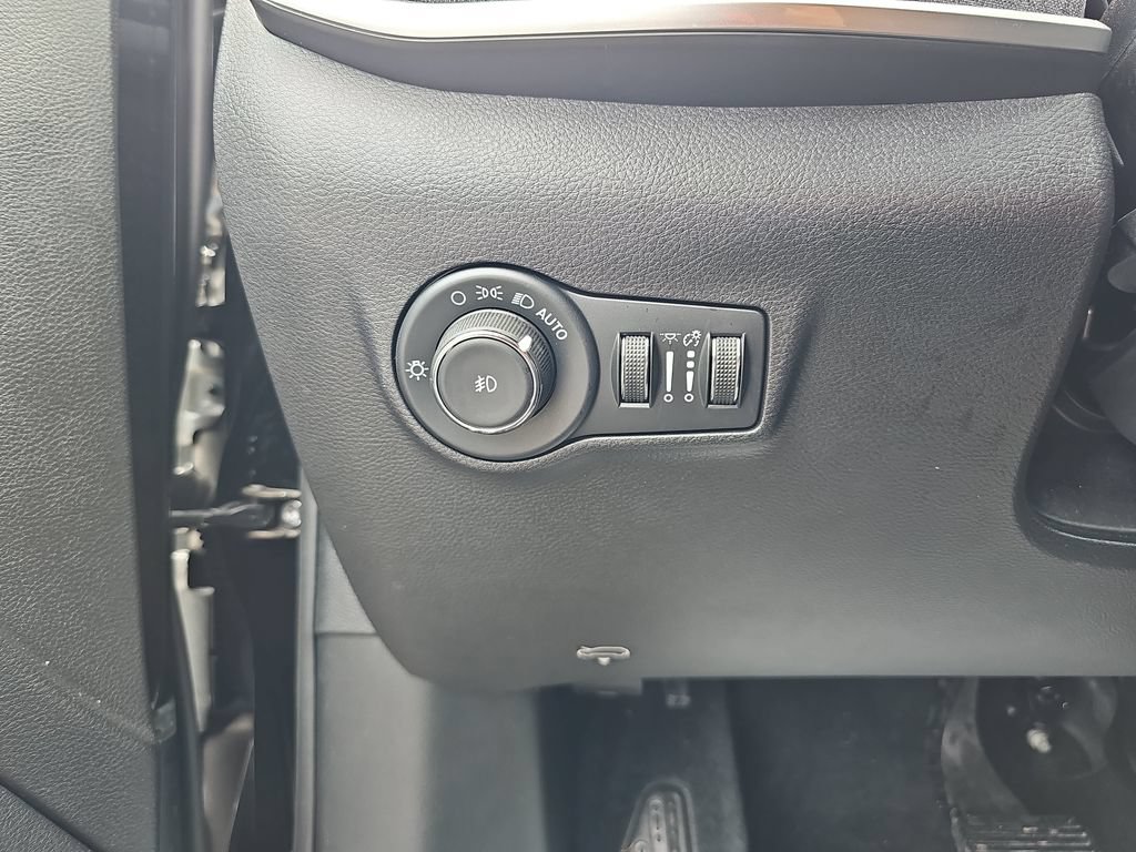 Used 2023 Jeep Compass Latitude AWD/4WD image 33