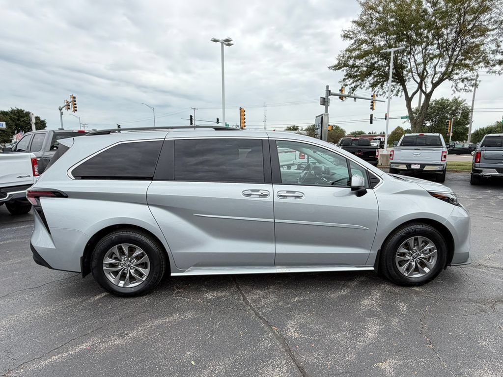 Used 2024 Toyota Sienna XLE AWD/4WD image 13