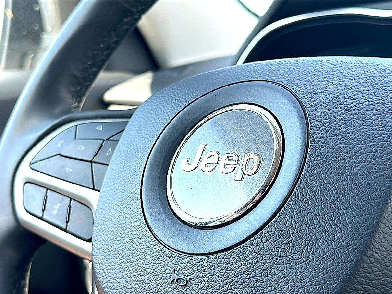Used 2020 Jeep Cherokee Latitude Plus FWD image 30