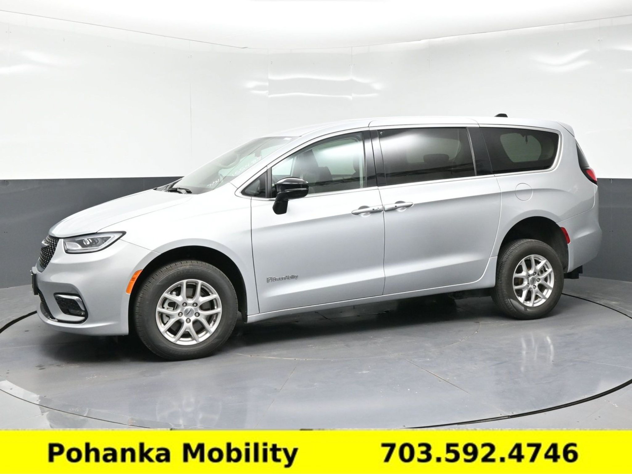 Used 2024 Chrysler Pacifica Touring-L FWD image 5