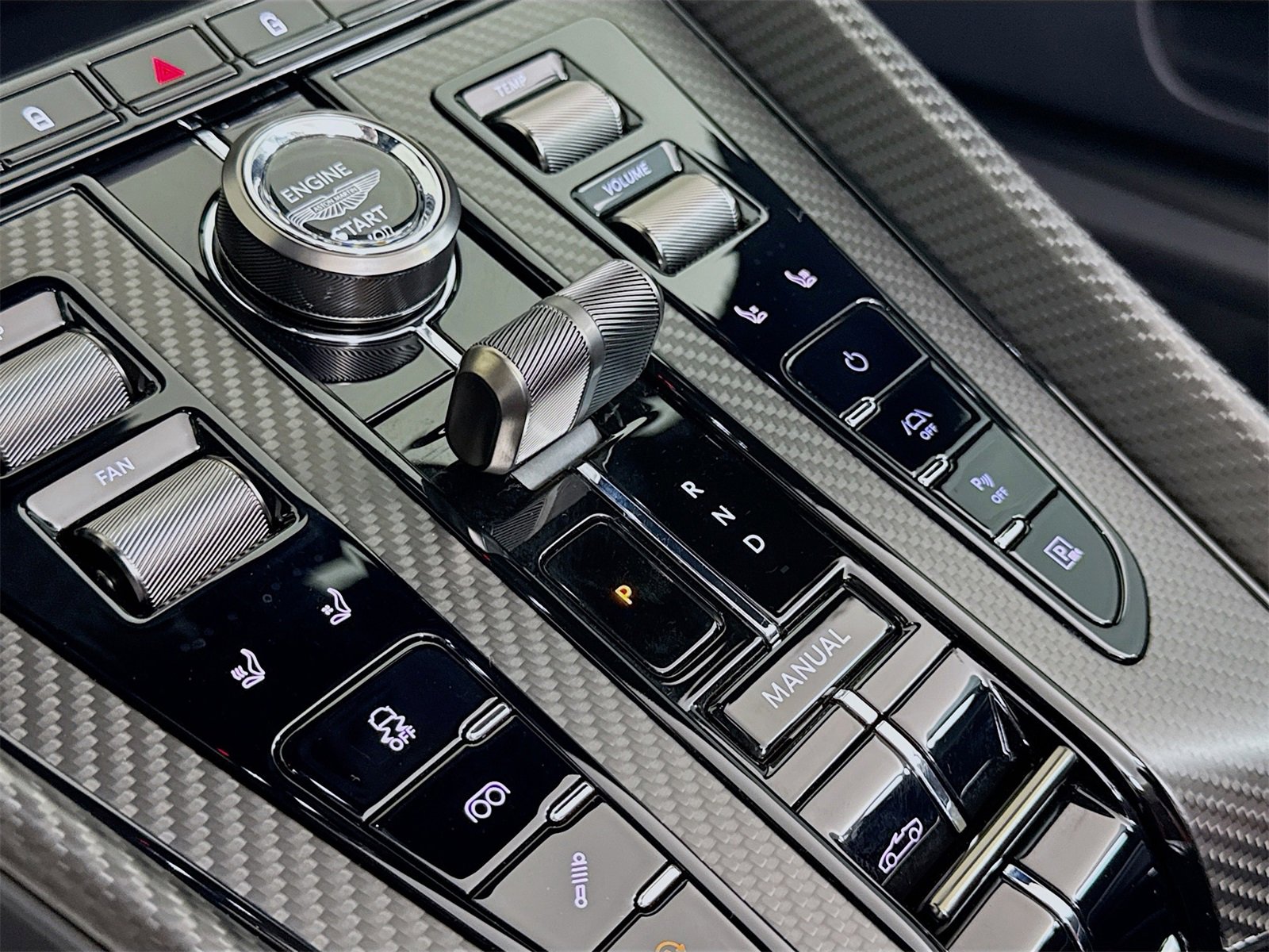 Used 2025 Aston Martin DB12 Convertible image 14