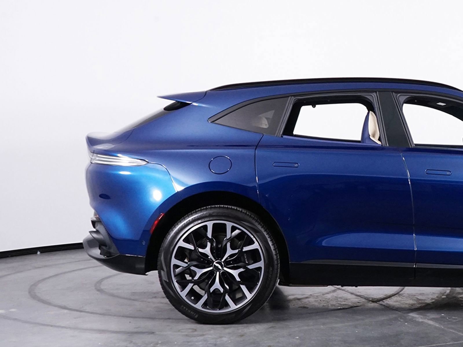 Used 2021 Aston Martin DBX image 14