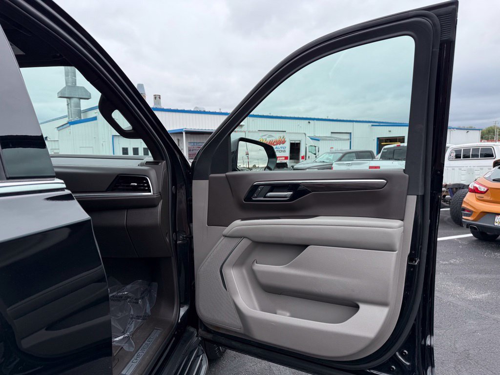 Used 2025 Chevrolet Suburban LT AWD/4WD image 24