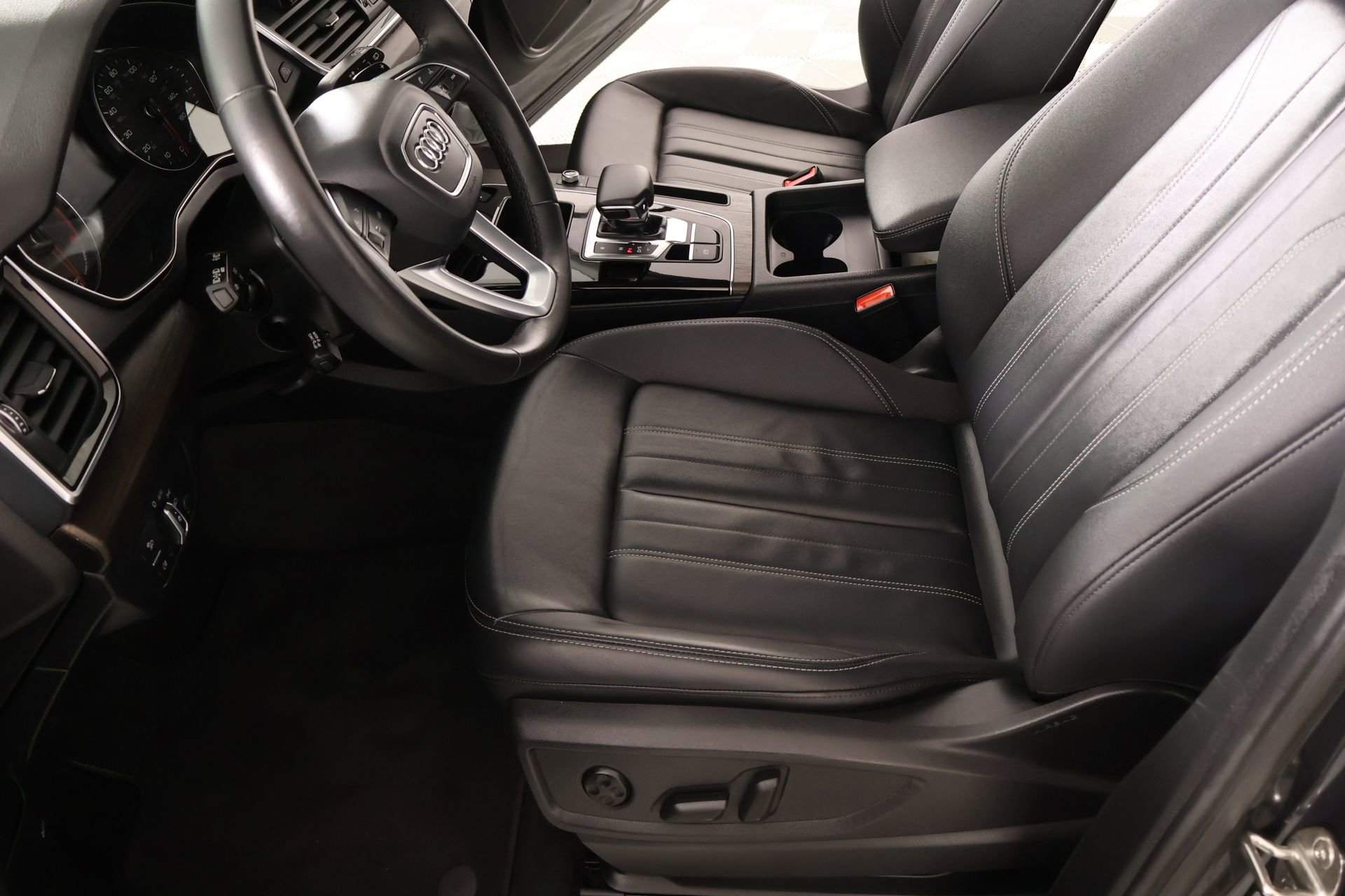 Used 2023 Audi Q5 2.0T Premium w/ Convenience Package image 11