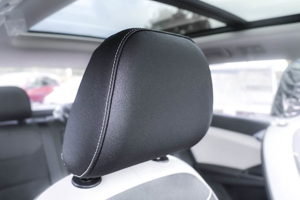 Used 2025 Volkswagen Taos SE image 33