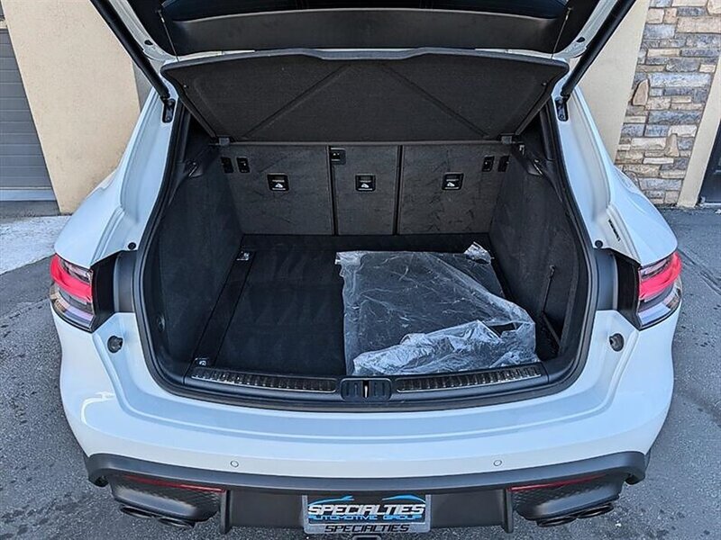 Used 2023 Porsche Macan Turbo AWD/4WD image 33