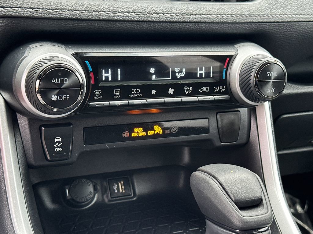 Used 2025 Toyota RAV4 LE image 31