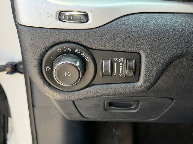 Used 2016 Jeep Cherokee Limited FWD image 27