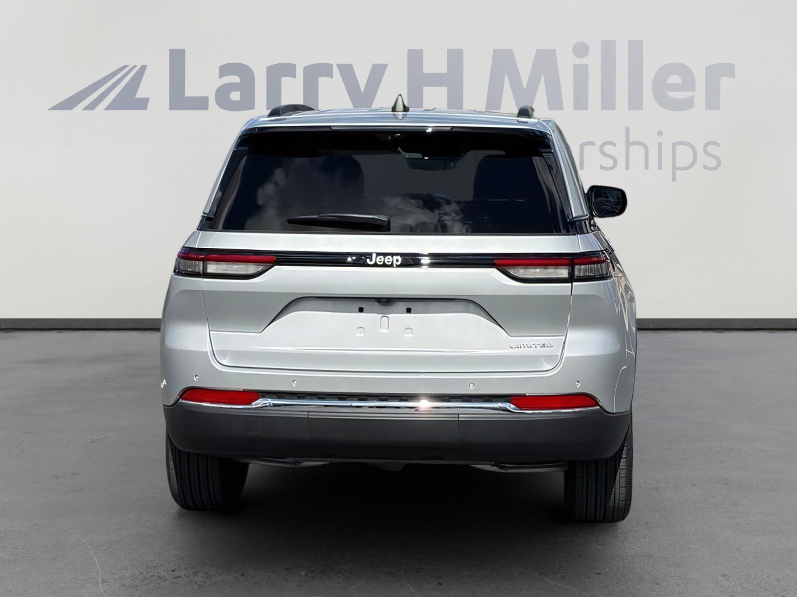 Used 2025 Jeep Grand Cherokee Limited w/ Luxury Tech Group II RWD image 5