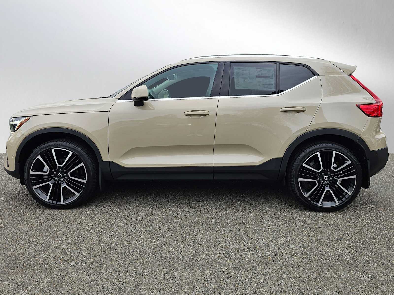 New 2025 Volvo XC40 B5 Plus w/ Climate Package AWD/4WD image 4
