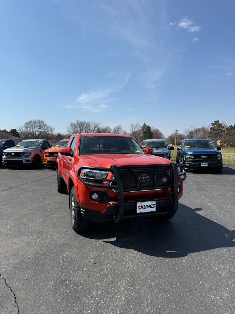 Used 2017 Toyota Tacoma SR5 w/ Tow Package image 3