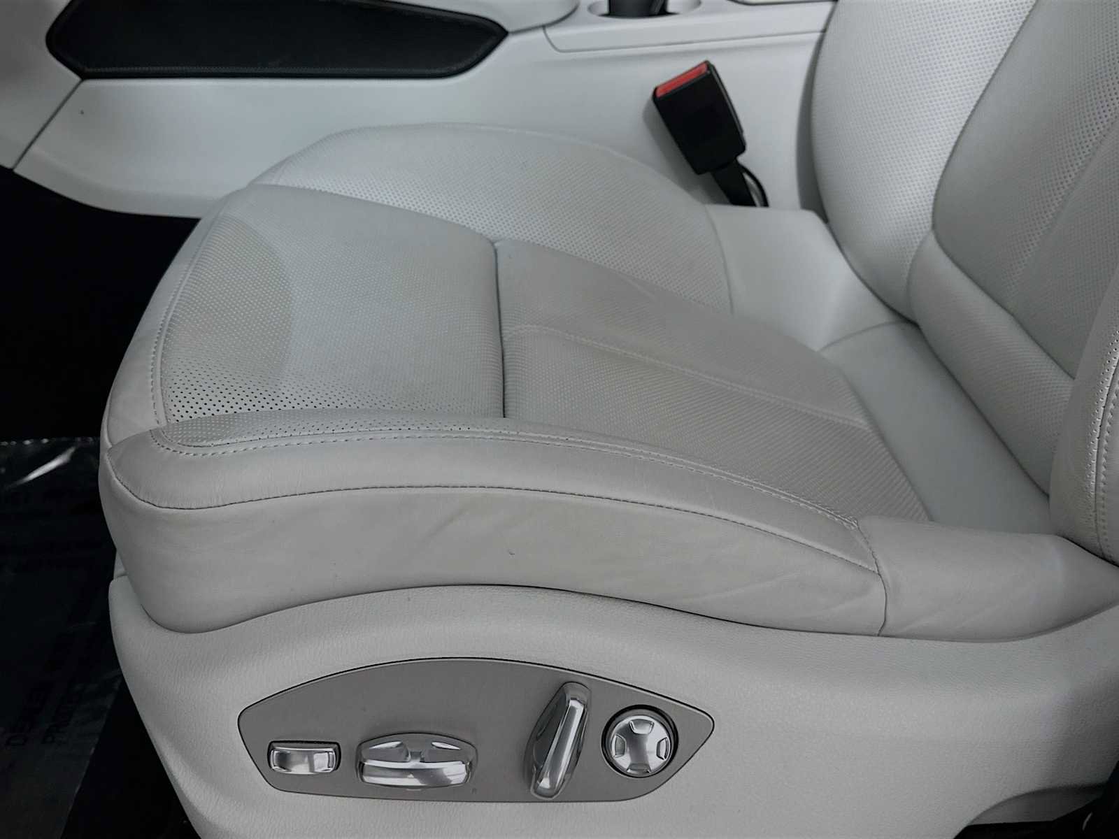 Certified 2025 Porsche Macan image 12