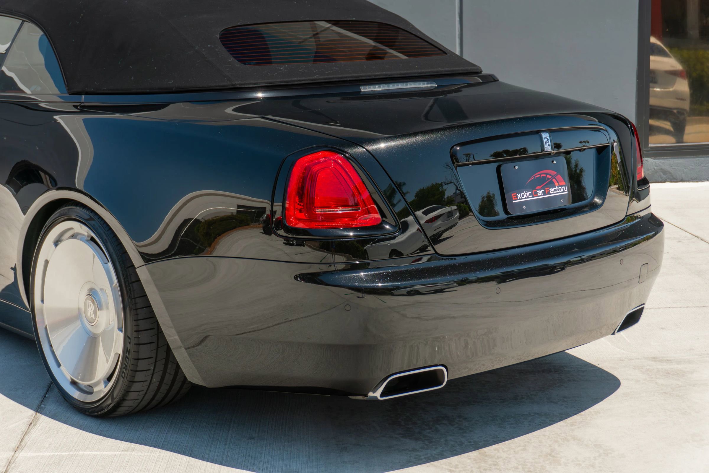 Used 2019 Rolls-Royce Dawn RWD image 55